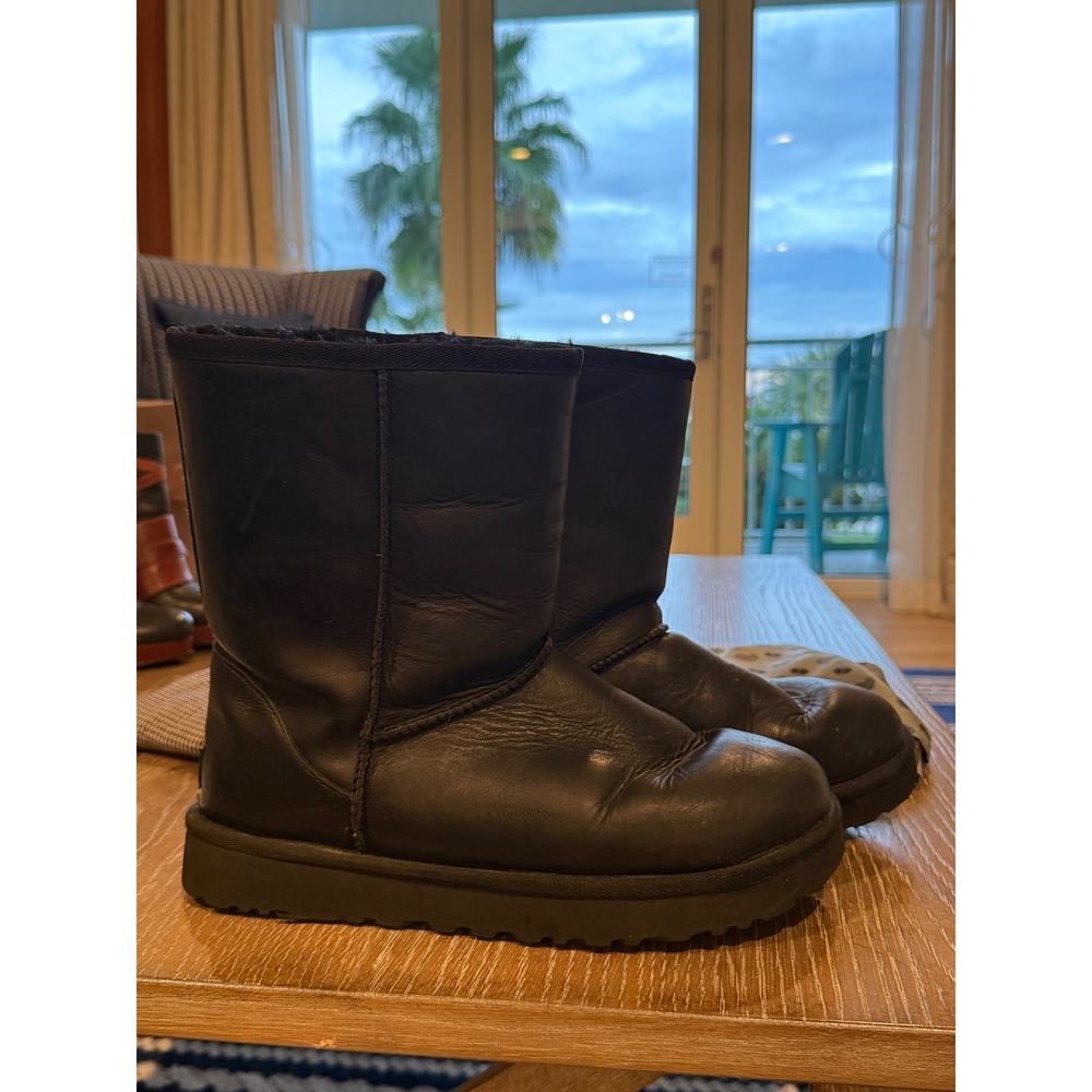 UGG Classic Short Leather Boots Black Sheepskin Lined Pull On Womens Size 9